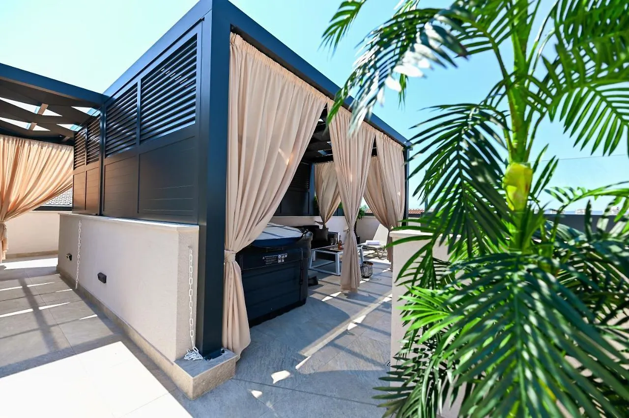 Apartments An & Lu With Rooftop Jacuzzi زادار