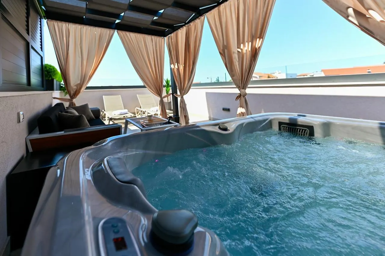 Apartments An & Lu With Rooftop Jacuzzi زادار 0*,